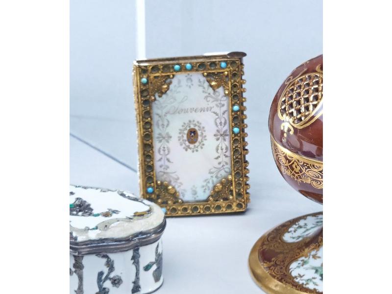 *PETIT CARNET DE BAL en bronze, les plats...