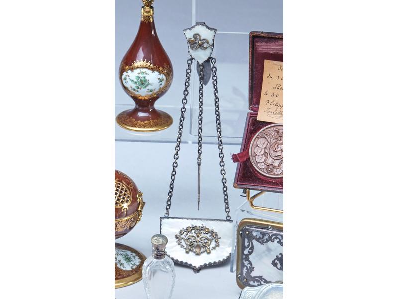 *CARNET DE BAL en nacre et argent, à décor...