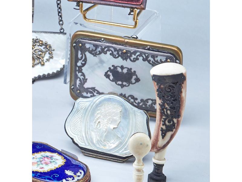 *DEUX PORTE-LOUIS avec plats en nacre, l'un...