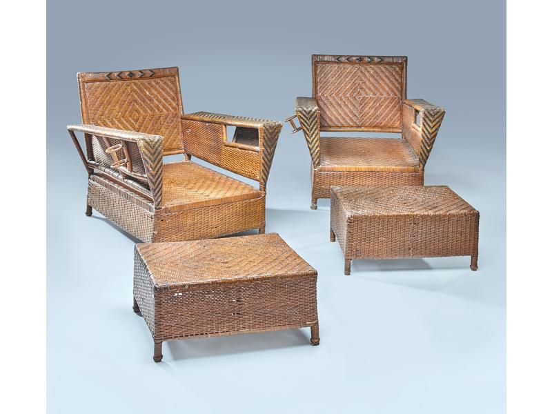PAIRE DE LARGES FAUTEUILS en rotin brun réhaussés...