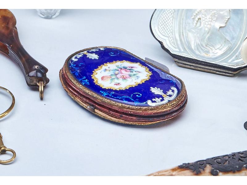 *PORTE-LOUIS ovale à plats émaillés bleu...