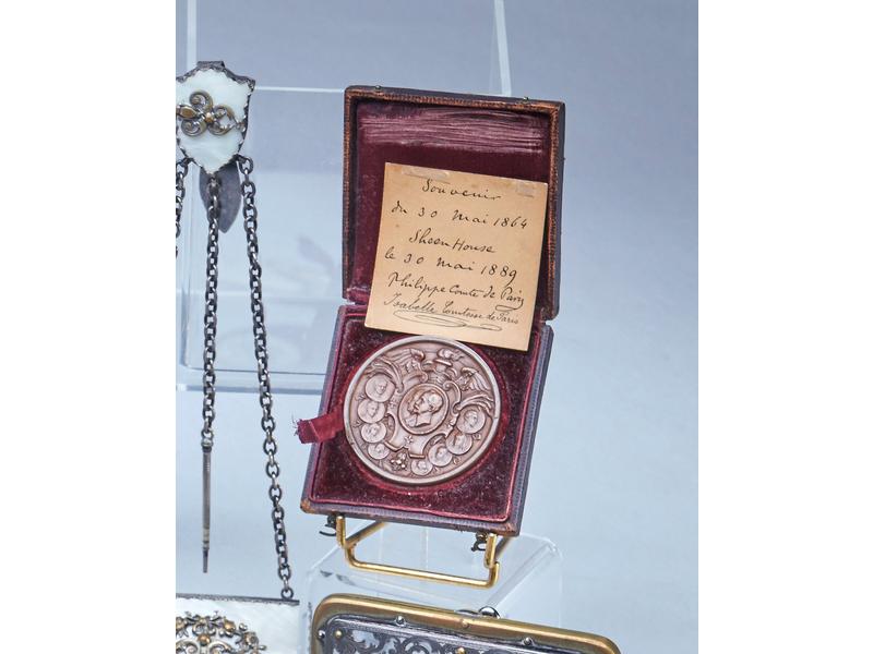 *MEDAILLE en bronze à patine médaille, "...