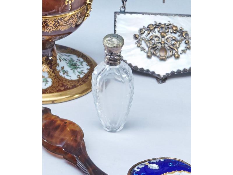 *PETIT FLACON à sel en cristal et bouchon...