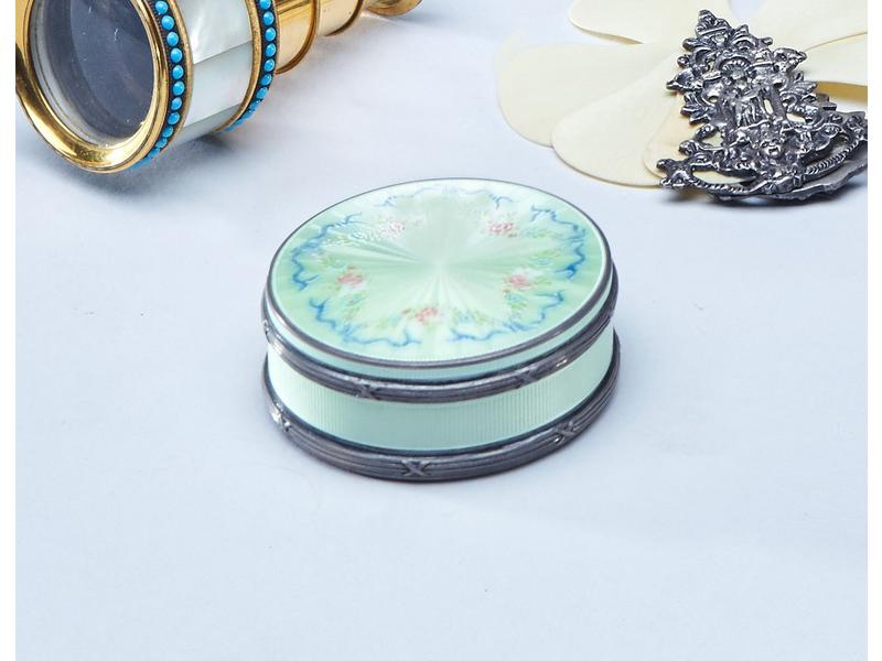 *BOÎTE RONDE émaillée verte à guirlandes...