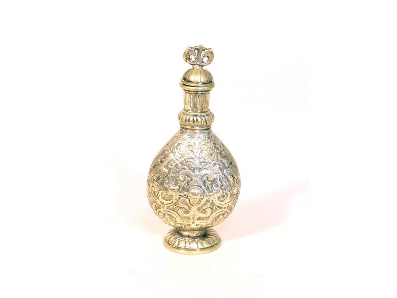 *PETIT FLACON couvert de forme balustre en...
