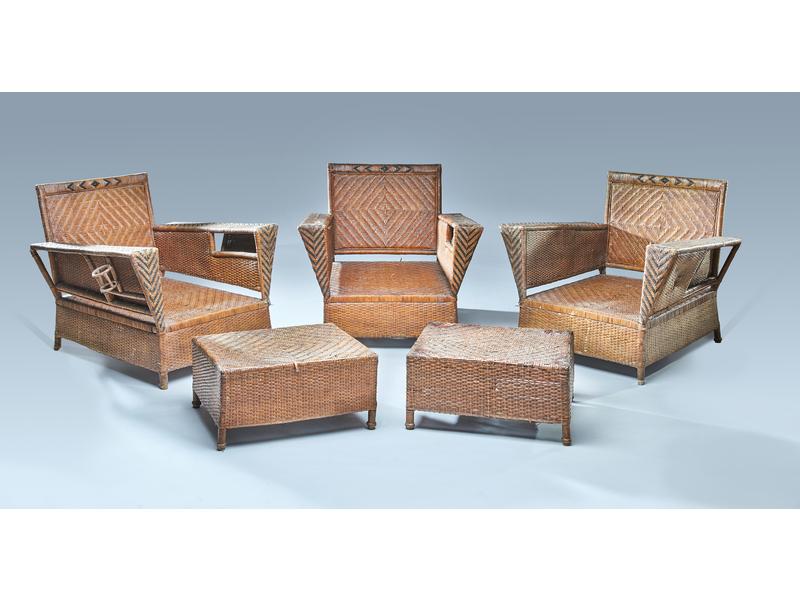 TROIS LARGES FAUTEUILS en rotin brun réhaussés...