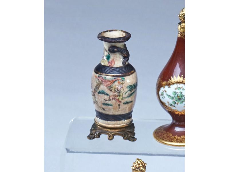 *PETIT VASE DE FORME BALUSTRE en porcelaine...