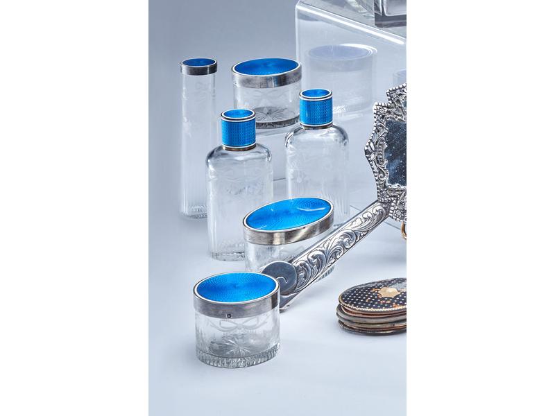 NECESSAIRE DE TOILETTE comprenant six fl...