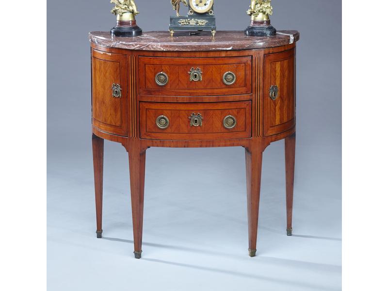 *PETITE COMMODE DEMI-LUNE à l'anglaise en...