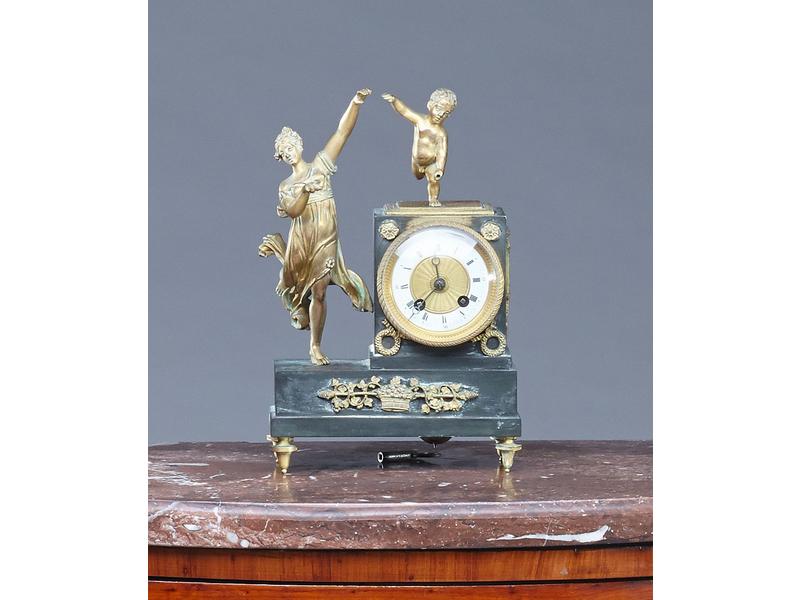 *PETITE PENDULE BORNE en bronze à deux patines...