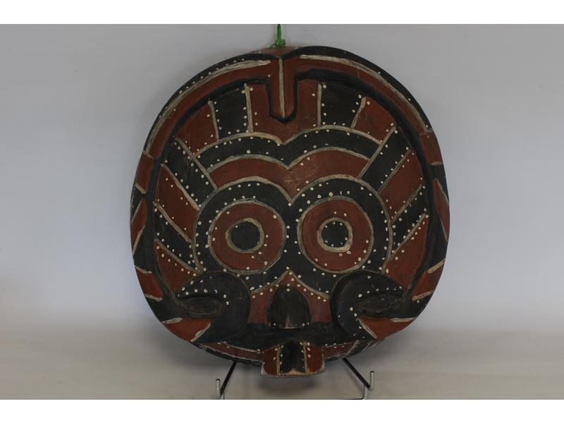 MASQUE AFRICAIN cylindrique à décor géométrique...
