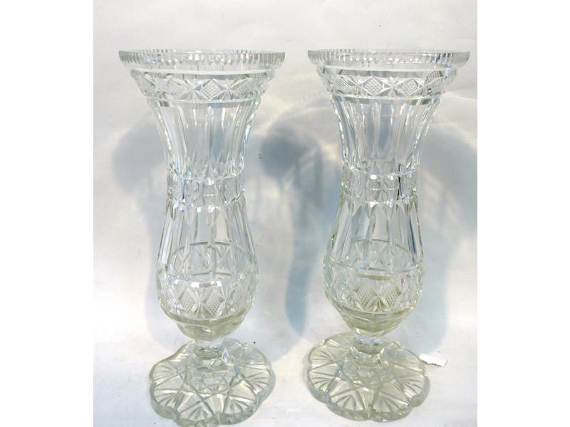 PAIRE DE VASES de forme balustre en cristal...