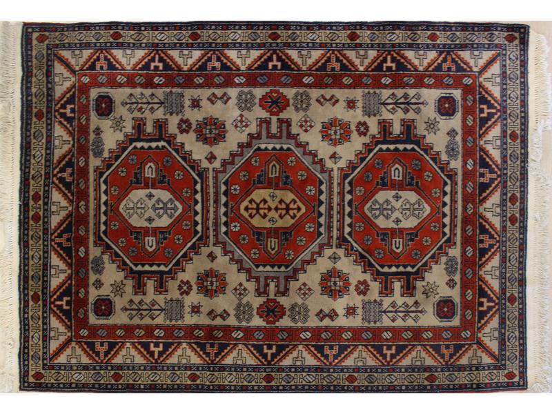 *TAPIS rectangulaire en laine à trois médaillons...