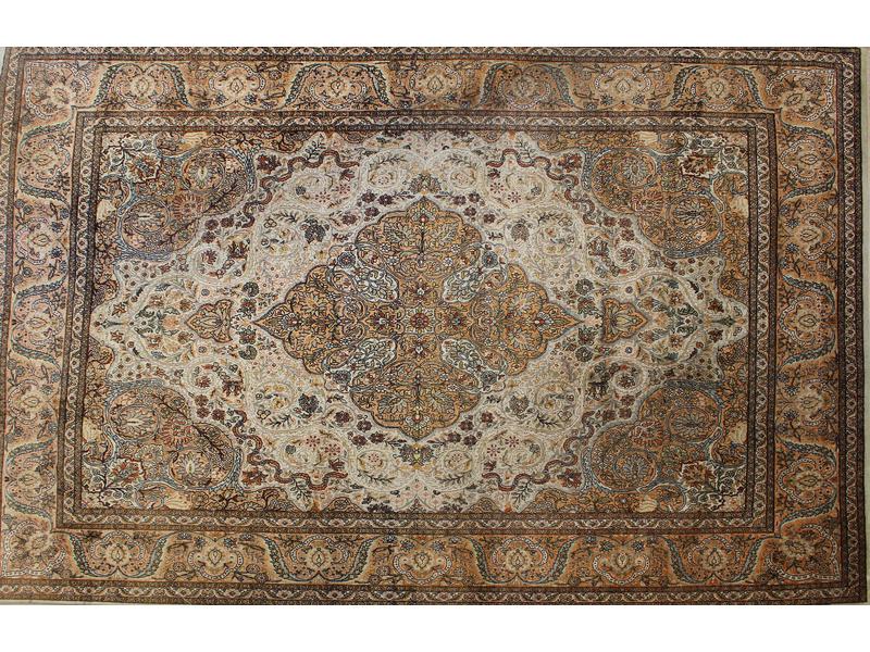 *TAPIS rectangulaire en laine et soie à riche...