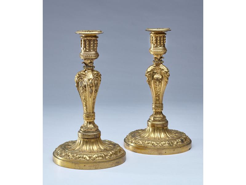 *PAIRE DE FLAMBEAUX en bronze ciselé et doré,...