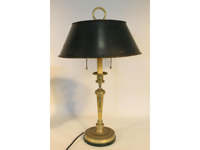*FLAMBEAU en bronze à décor de ciselé de...