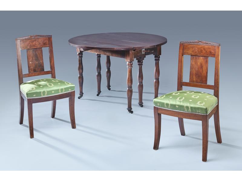 *PAIRE DE CHAISES en acajou et placage d'acajou,...