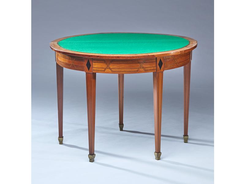 *TABLE A JEUX DEMI-LUNE, en placage d'acajou...