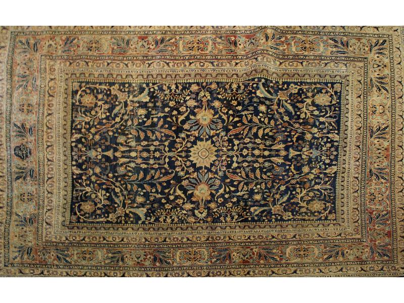 TAPIS en laine à décor d'un rectangle central...