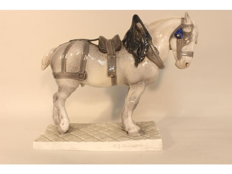 GRAND CHEVAL DE TRAI en porcelaine émaillée...