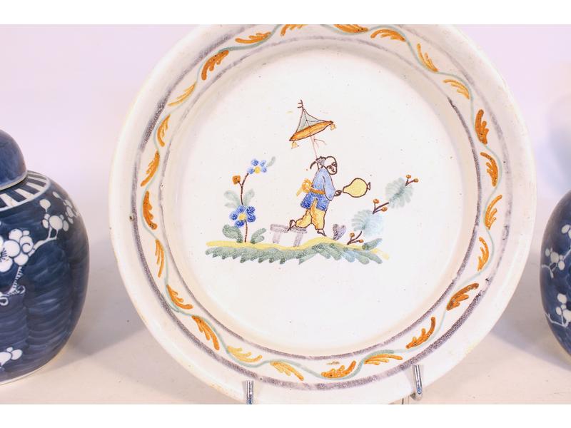 ASSIETTE CREUSE en faïence à décor émaillé...