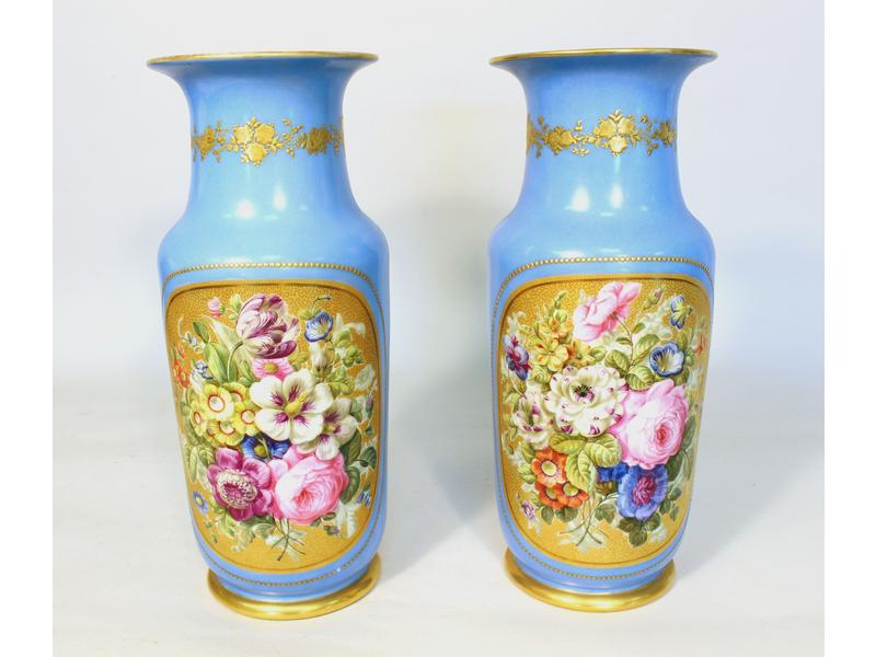 *PAIRE DE VASES rouleaux à col, en porcelaine...