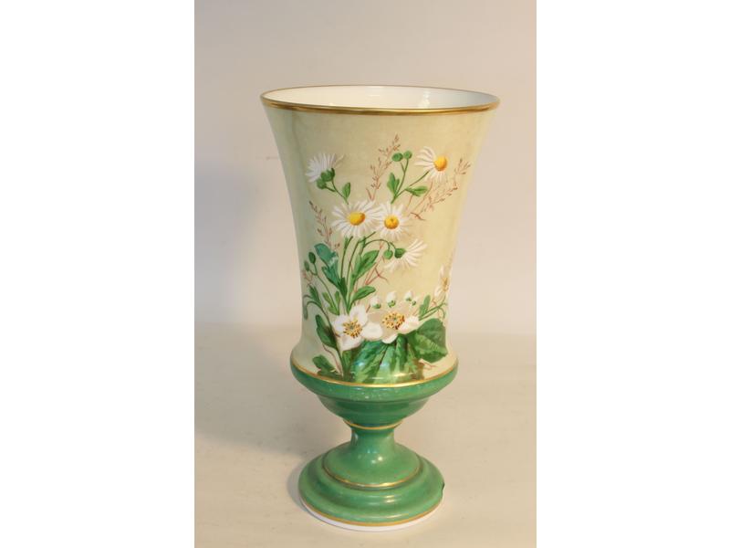 *COUPE sur piédouche en porcelaine émaillée...