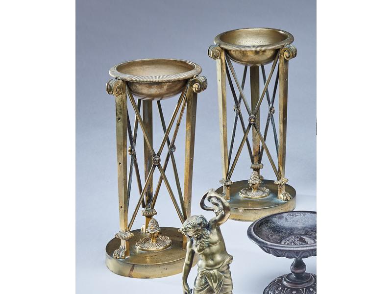PAIRE DE PETITES ATHENIENNES en bronze, coupelle...