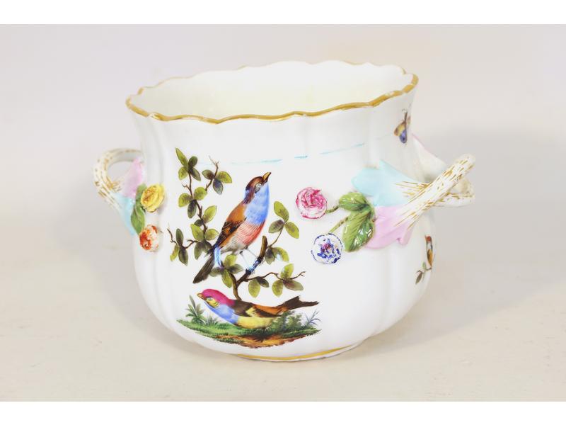 *CACHE-POT en porcelaine à deux anses et...