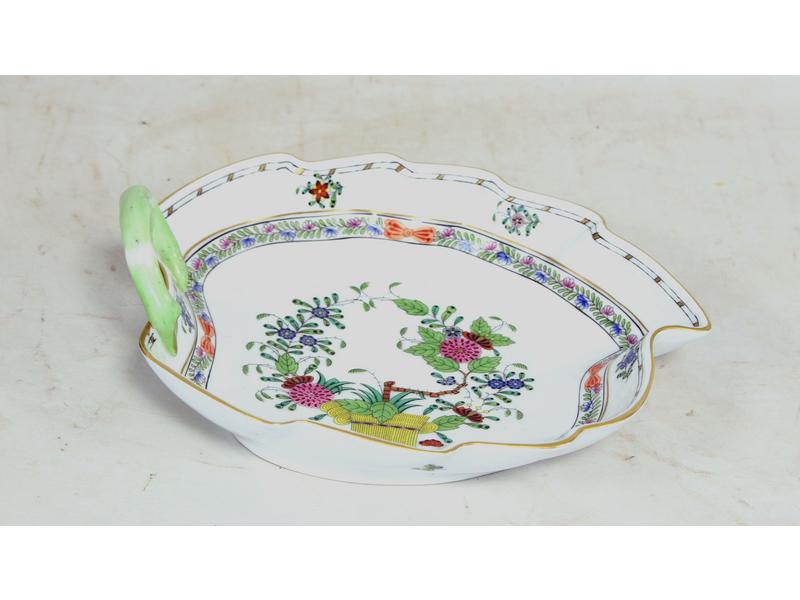 *VIDE-POCHE en forme de feuille en porcelaine...