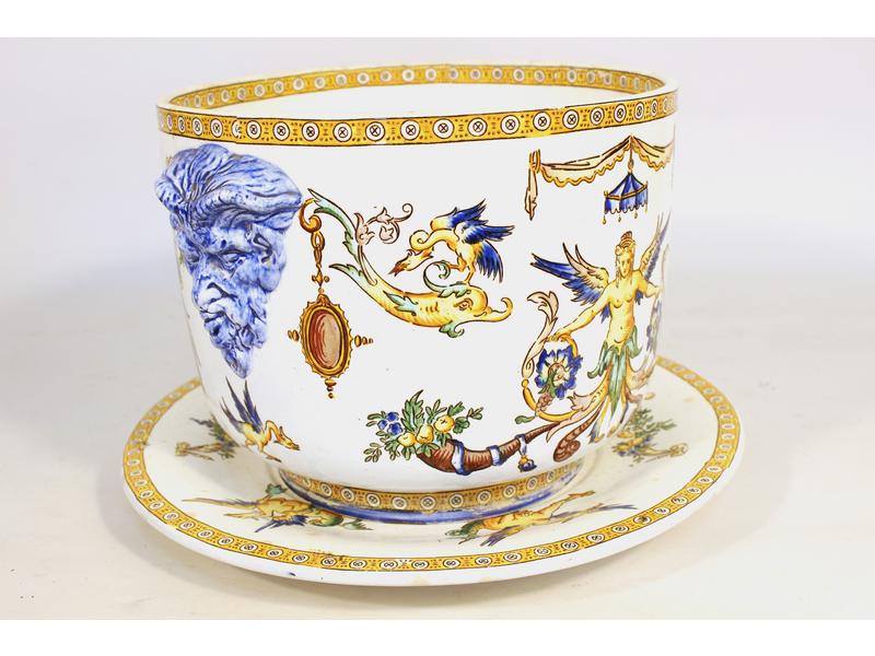 *CACHE-POT ET SA SOUCOUPE en faïence à décor...
