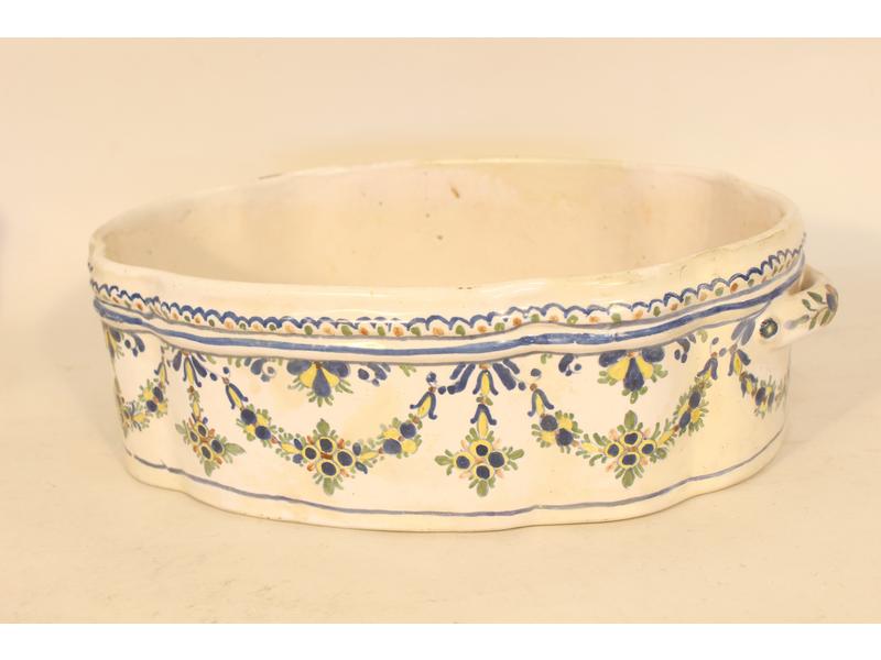 *JARDINIERE de forme ovale chantournée en...