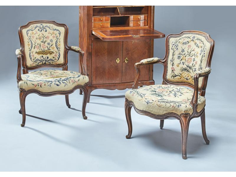 PAIRE DE FAUTEUILS à dossier cabriolet, en...