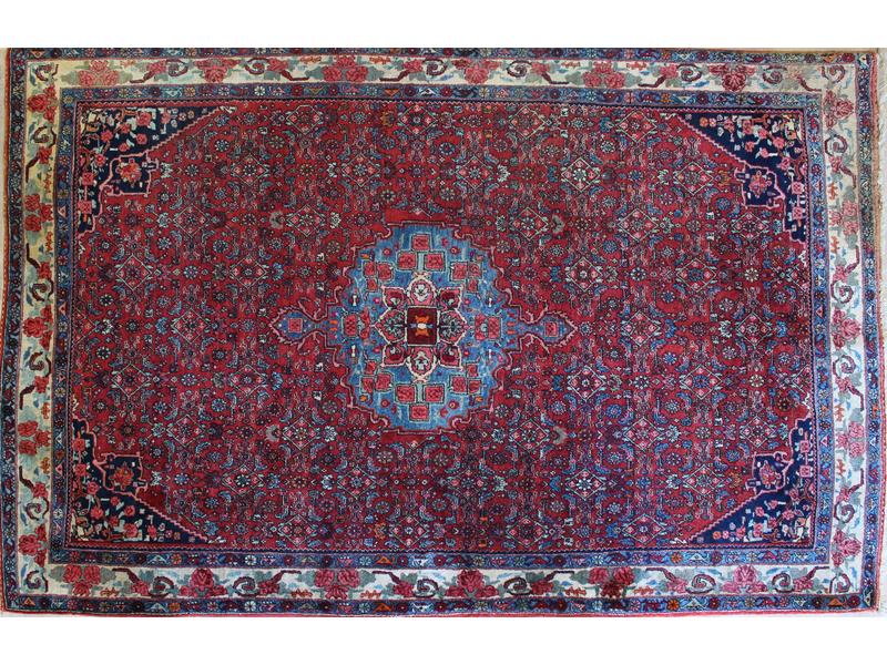 *TAPIS en laine à décor de semis géométrisés...