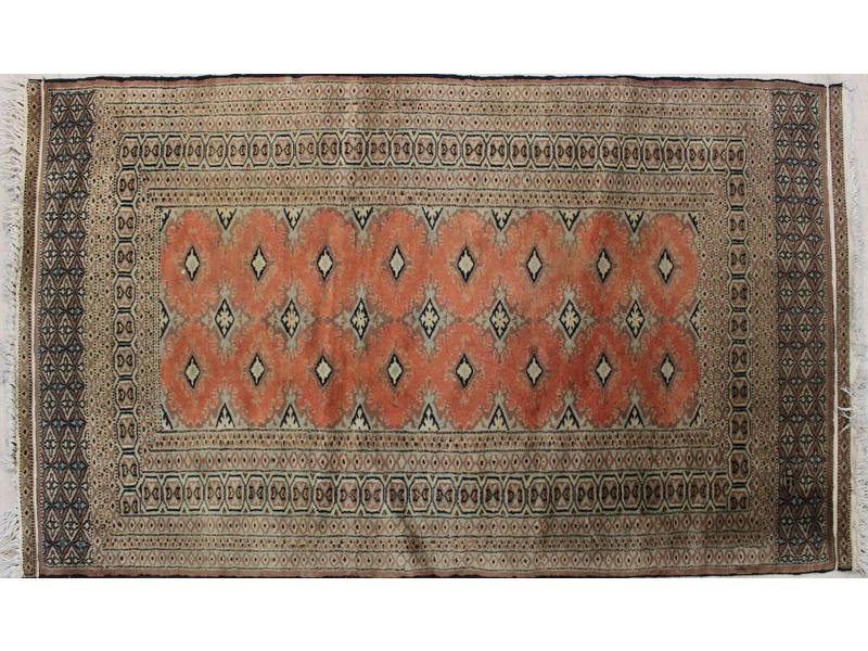 PETIT TAPIS en laine à décor de médaillon...