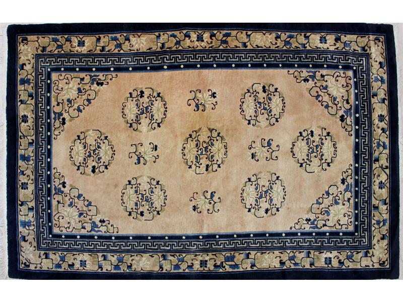 TAPIS en laine à fond rose, à décor de médaillons...