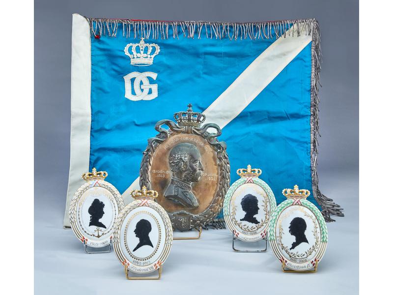 BANNIERE en soie et franges de fils d'argent...
