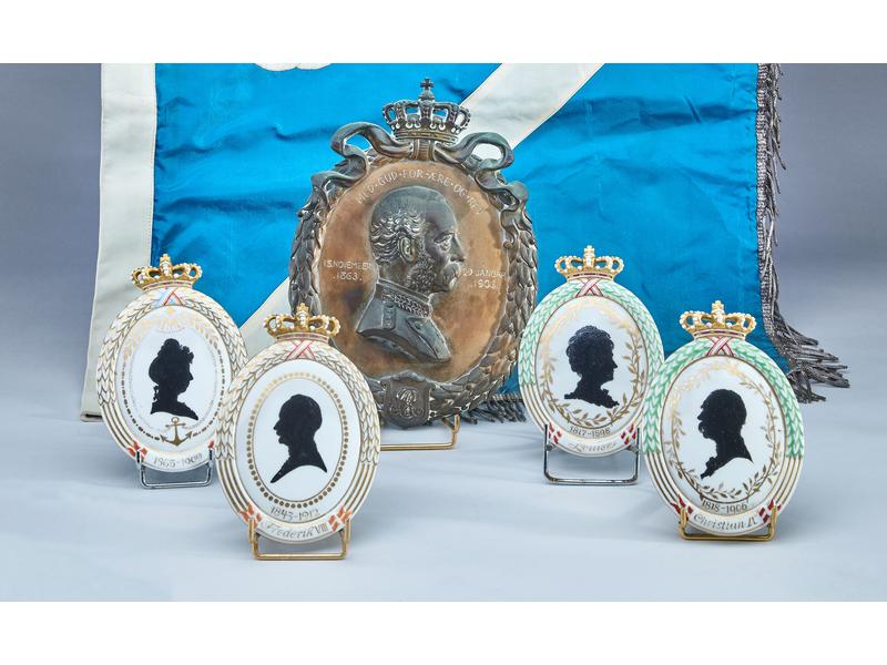 QUATRE MEDAILLONS en porcelaine émaillée...