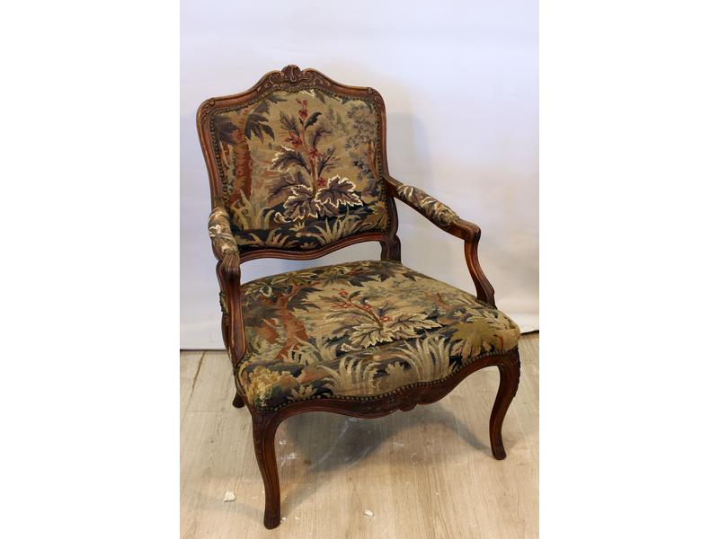 LARGE FAUTEUIL à dossier plat violoné dit...