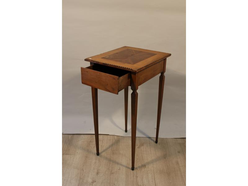 PETITE TABLE VOLANTE carrée, en merisier...