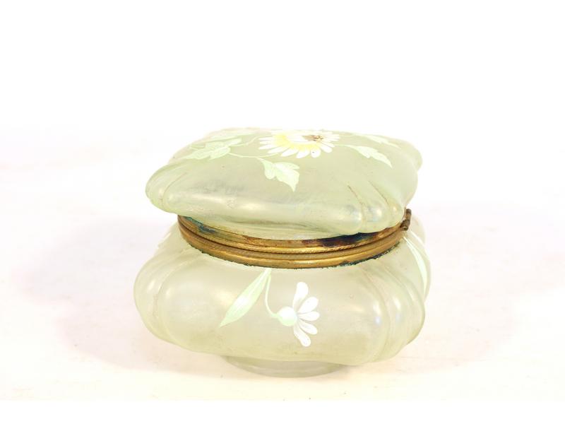 BONBONNIERE COUVERTE en verre à décor émaillé...