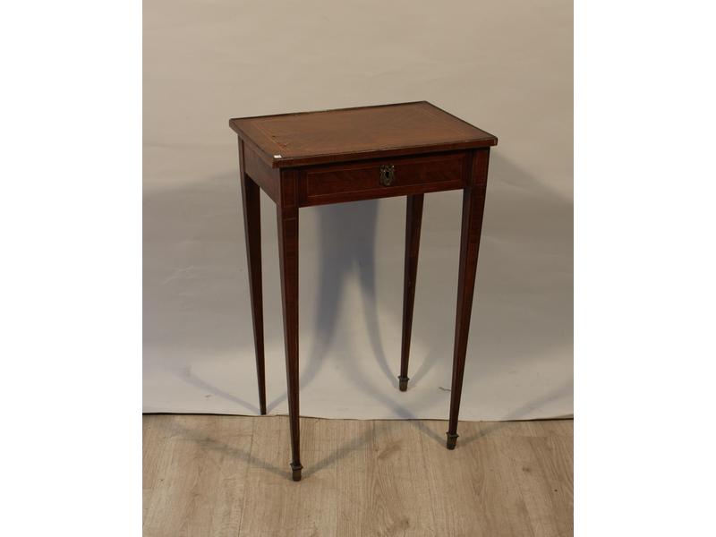 PETITE TABLE TRAVAILLEUSE, en bois de placage,...