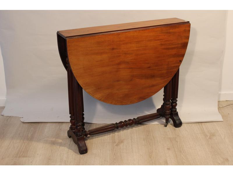 TABLE GATE-LEG en acajou à pieds paraplu...