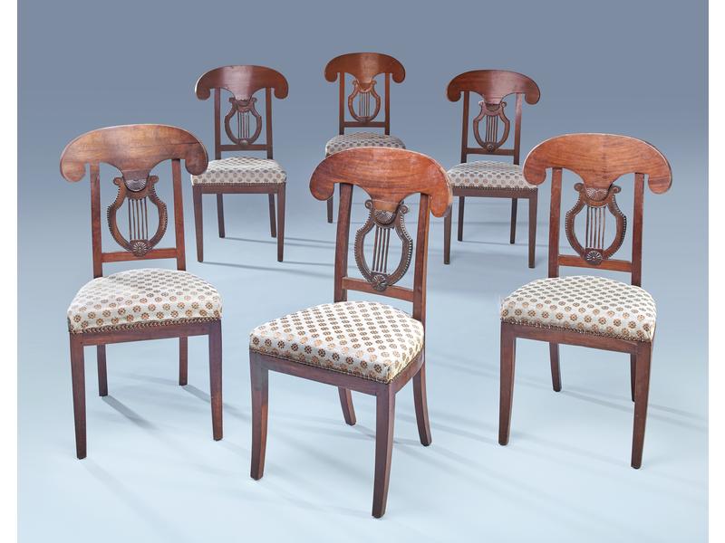 SUITE DE SIX CHAISES en acajou et placage...