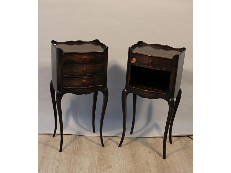 DEUX TABLES DE CHEVET en bois teinté. Style...