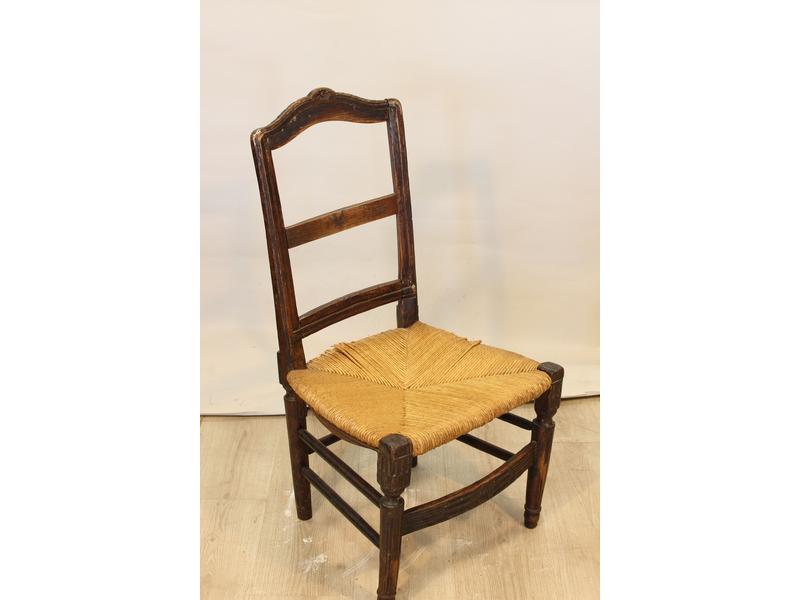 PETITE CHAISE paillée en bois cirée, dossier...