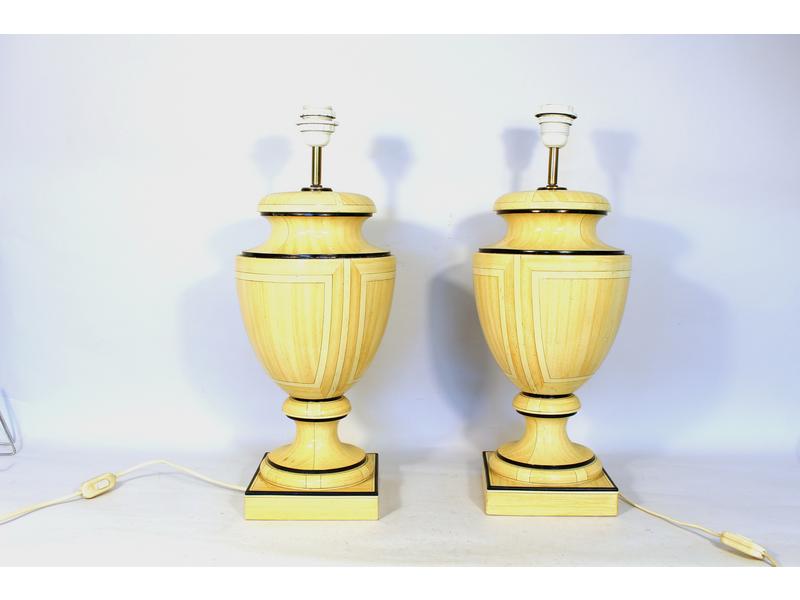 PAIRE DE LAMPES de forme baluste en rési...