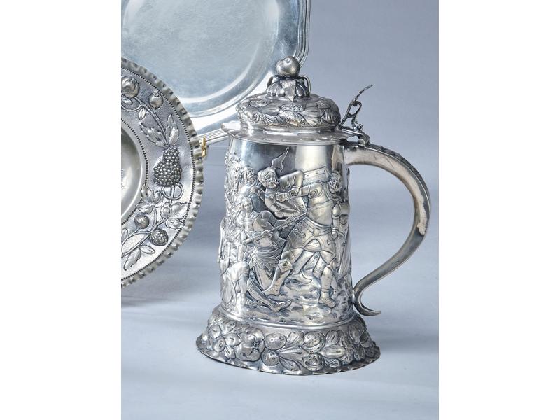*CHOPE COUVERTE en argent, à décor de scènes...