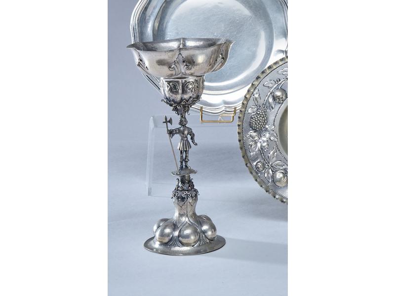 *COUPE en argent, fût à décor de personnages...