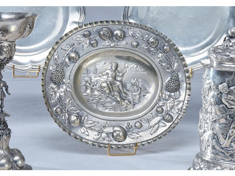 *PLAT OVALE en argent, à décor au repoussé...